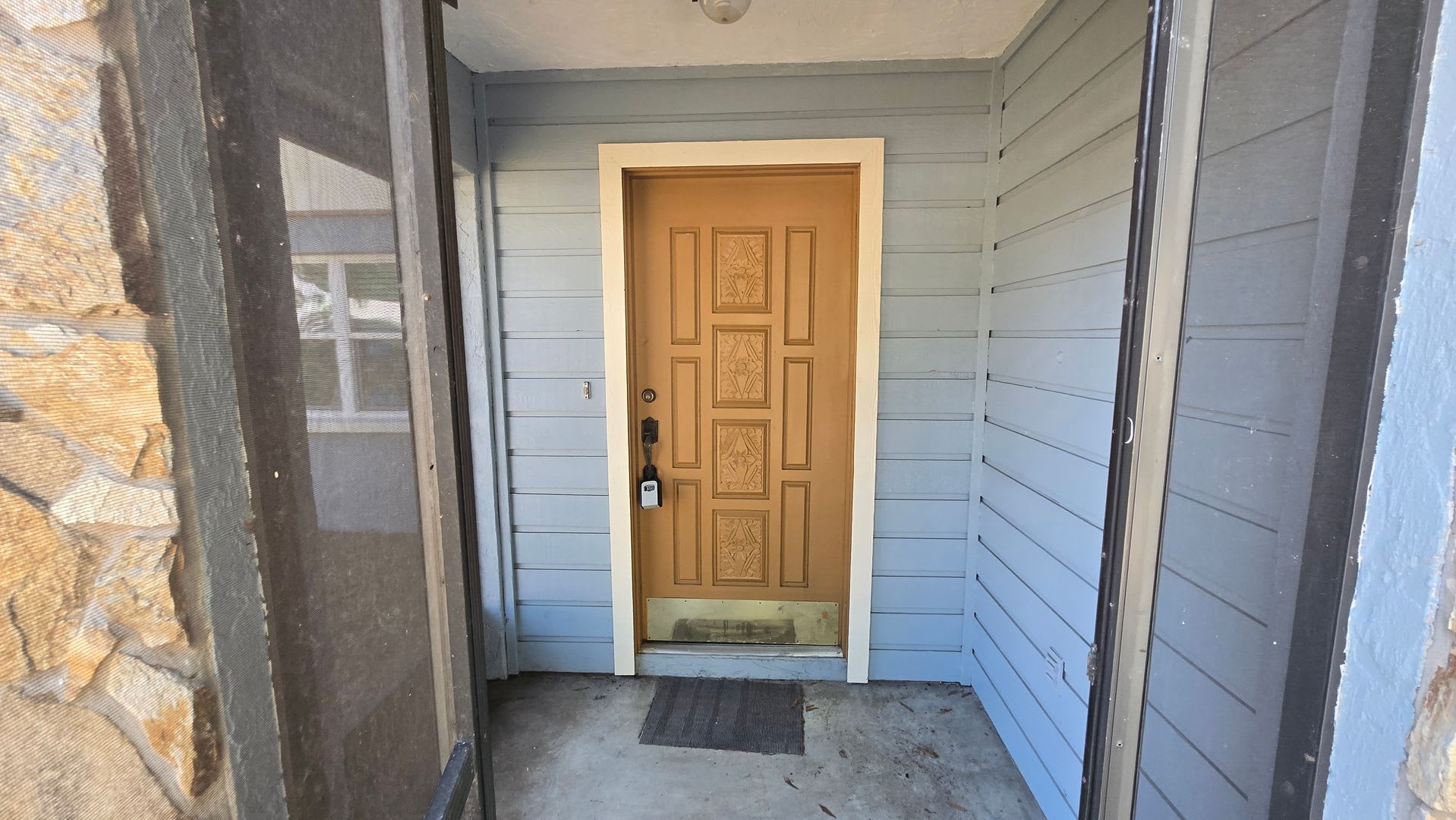 Charming 2BR/2BA + 1 car garage with Large Backyard in Sarasota – photo 2