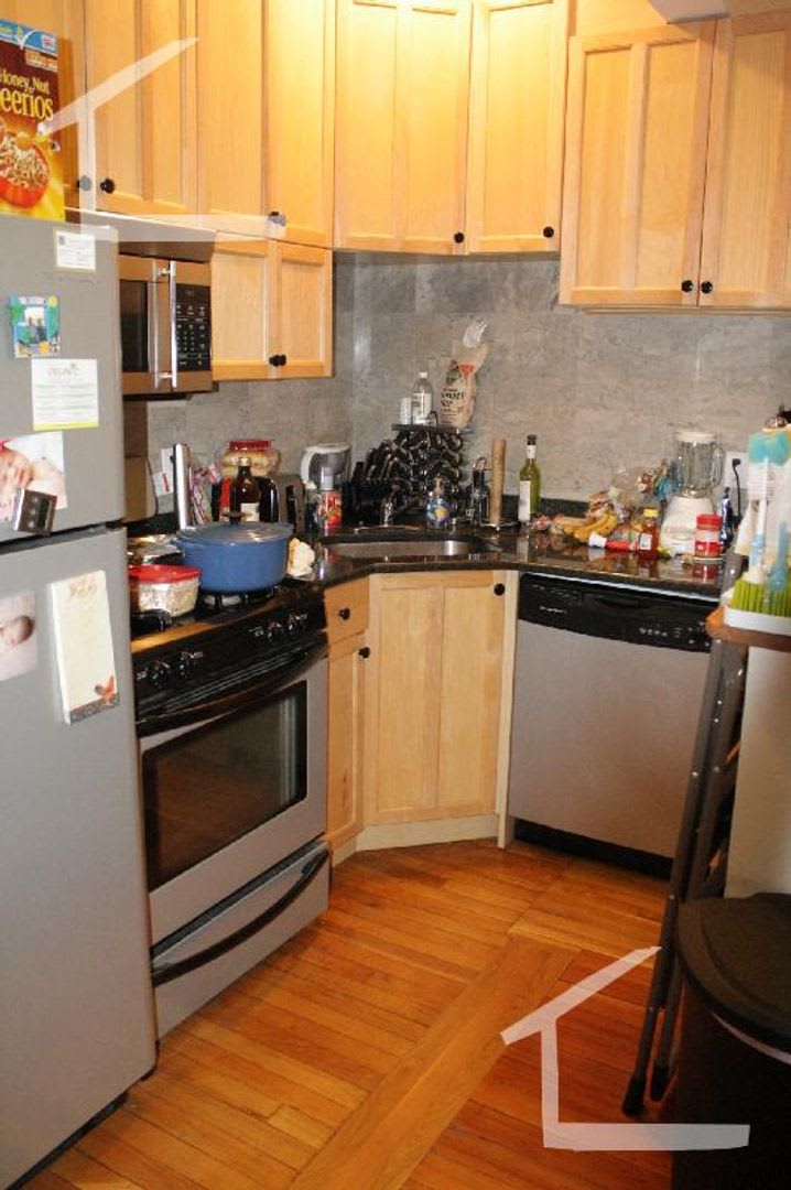 Charming 2 Bedroom-No Broker Fee – photo 1