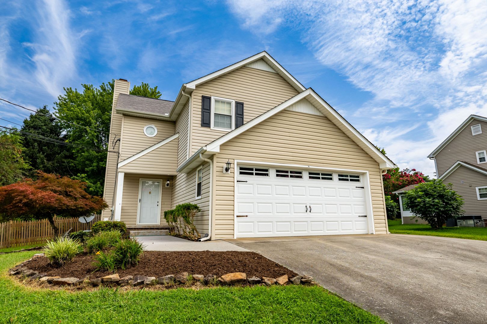 West Knoxville 37922 Freshly Painted And Move In Ready 3 Bedroom 2 5 Bath Home – photo 5