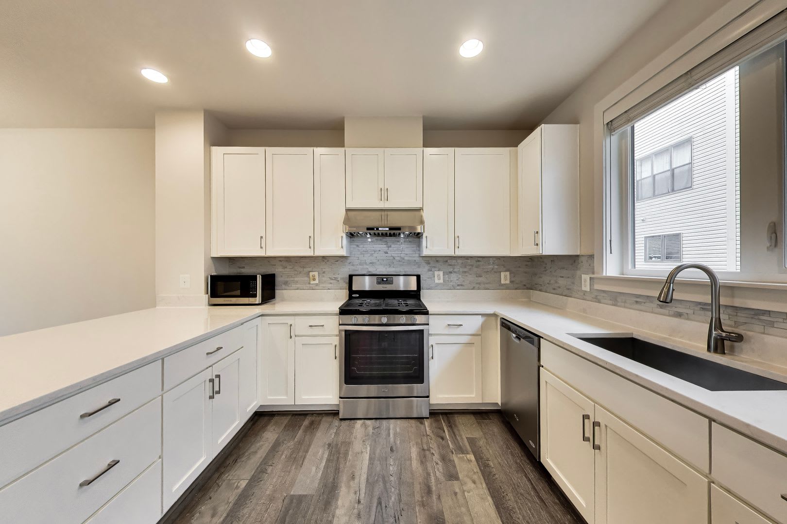 3 bed + 3.5 BA Beautiful "near new" TH w/ Roof Top Deck – photo 5