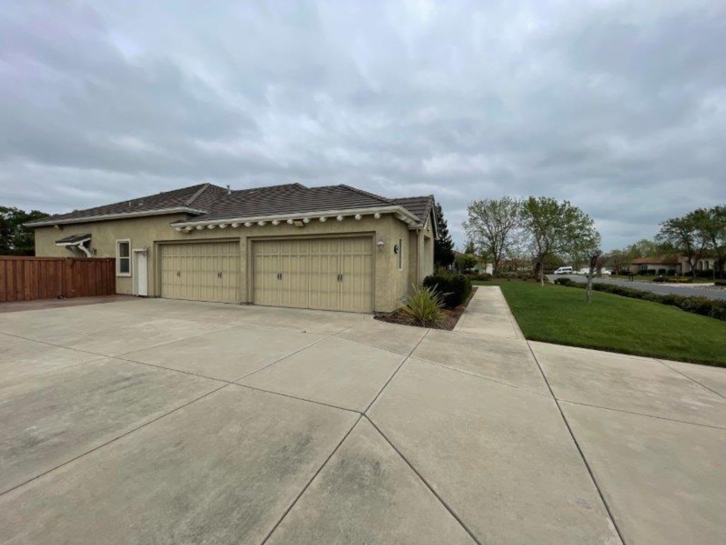 Absolutely Gorgeous Home in Desired Elk Grove Gated Community – photo 3
