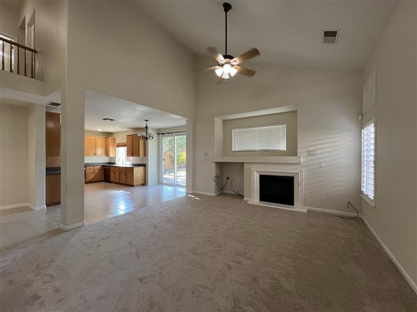 Spacious Home Near Schools, Shopping, Dining, And Freeway Access – photo 3