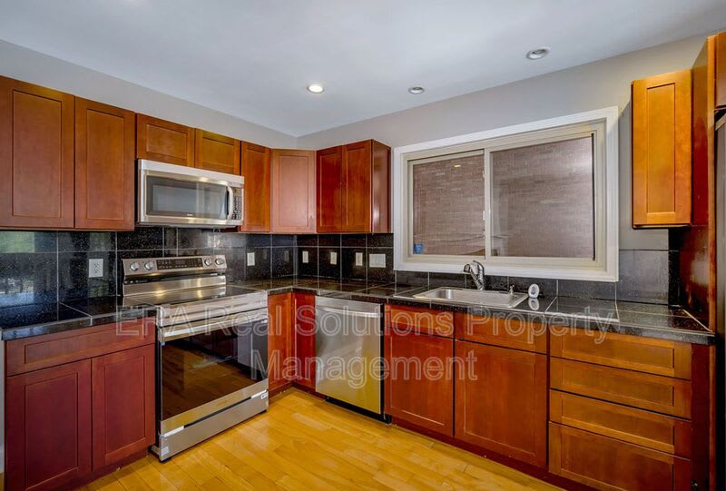 2132 Gilbert Ave. – photo 3