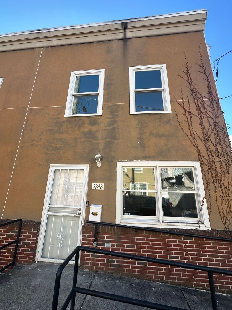 Fully Renovated South Philly Gem — End‑of‑Row with Outdoor Space – photo 1