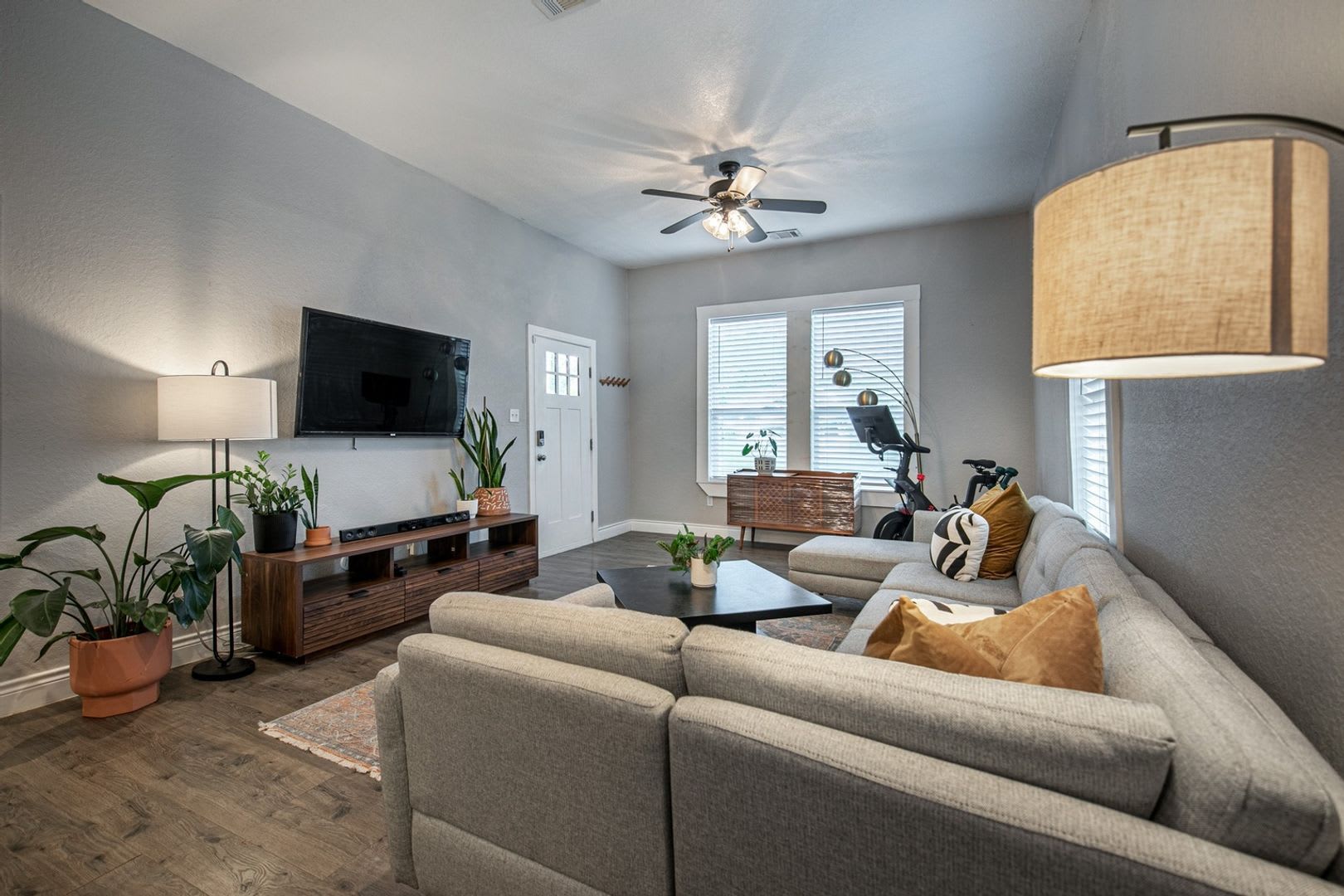 Charming 3BR 2BTH House Near Downtown San Antonio – photo 2