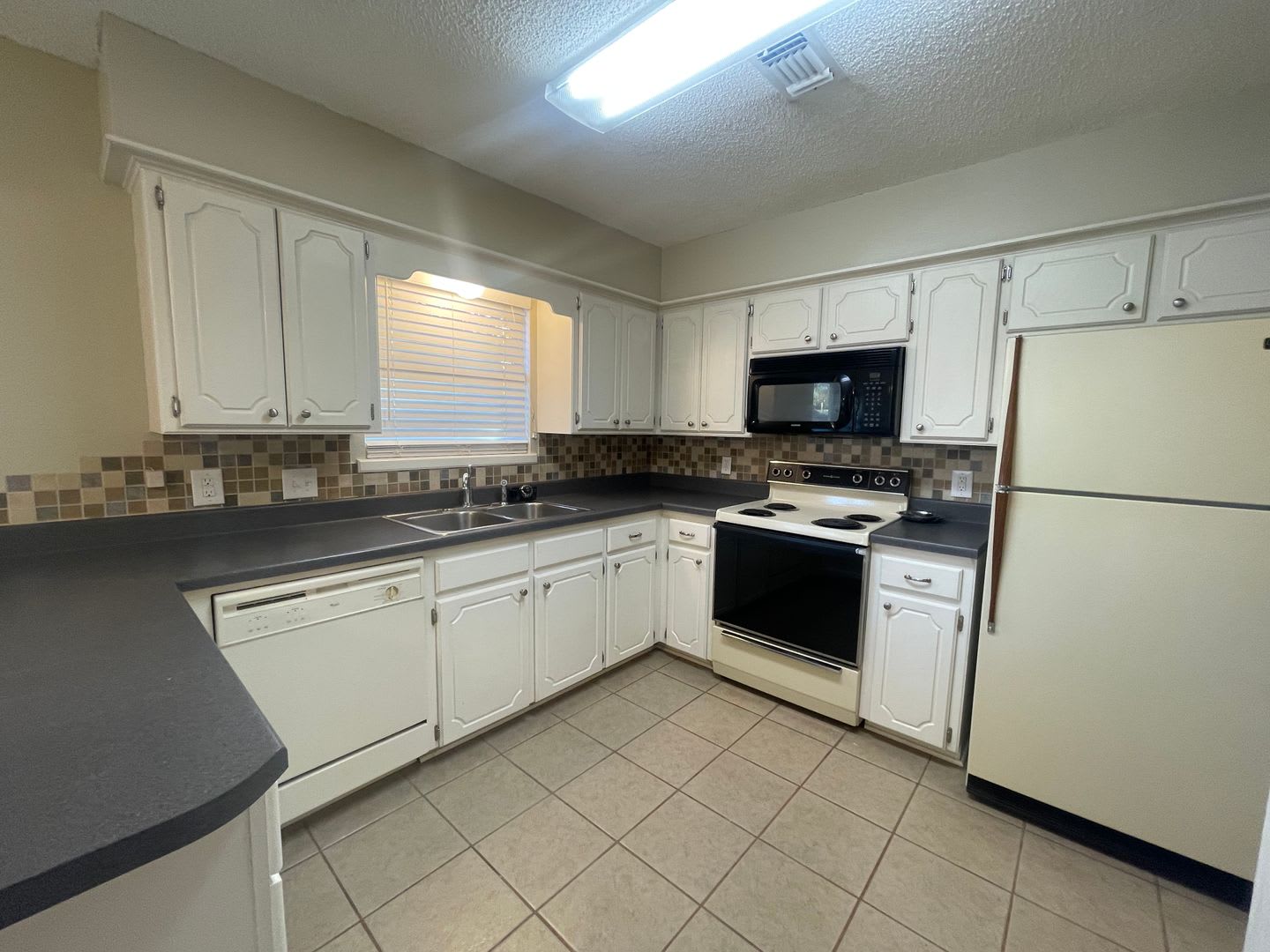 Beautiful 3-Bedroom / 2-Bathroom Home Near Stillwater Junior High and Skyline Elementary! – photo 4