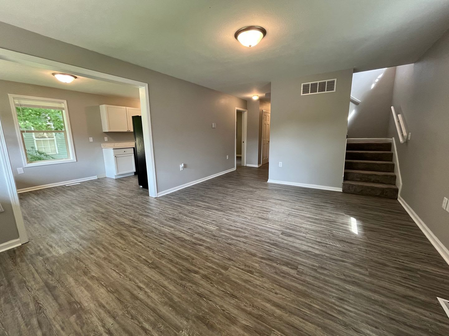 Just Renovated! New Kitchen, Floors, Paint, and more! 4 Bed, 2 Bath. Garage and Private Parking – photo 2