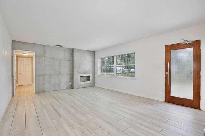 2401 Albert Lee Parkway – photo 3
