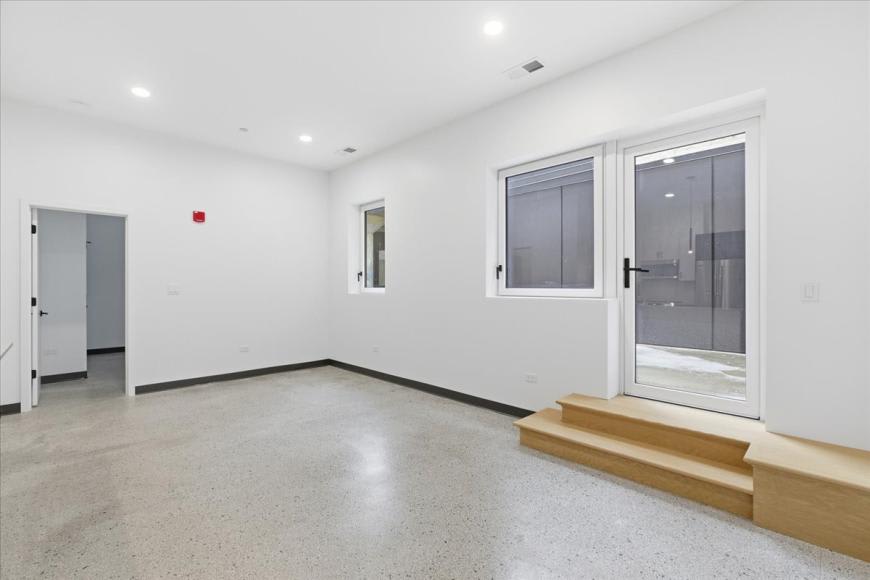 5920 North Ridge Ave. – photo 3