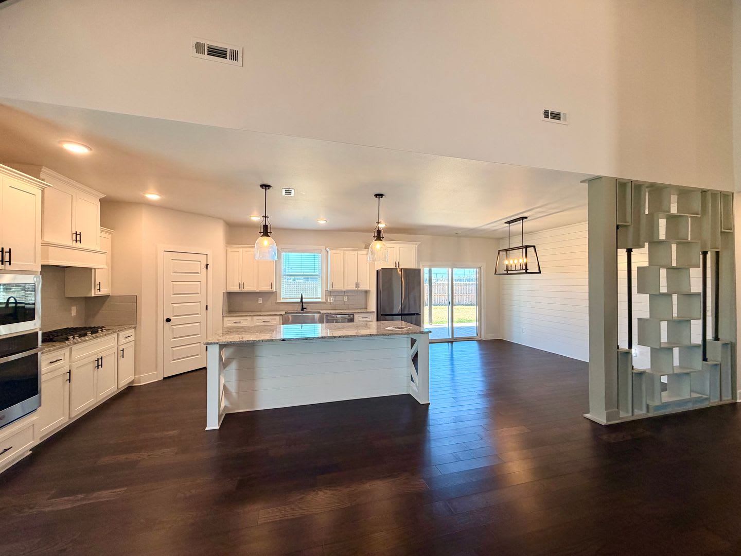 Spacious 4-Bedroom Home with 3-Car Garage – photo 4