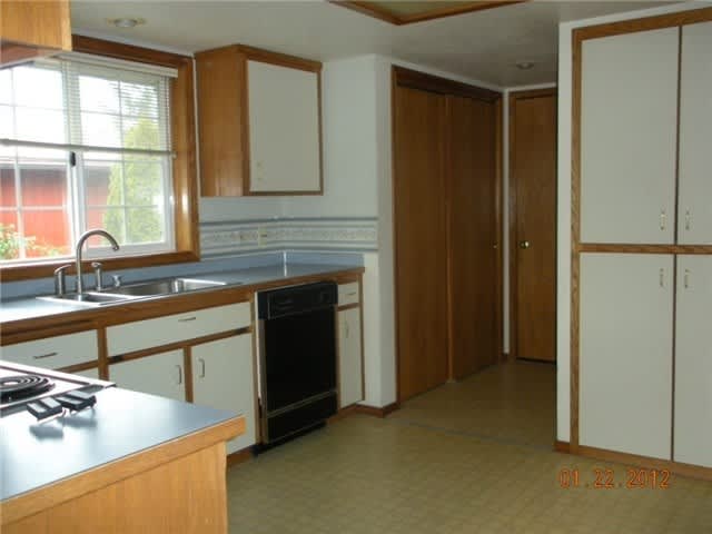 Spacious Home With Sunroom – photo 4