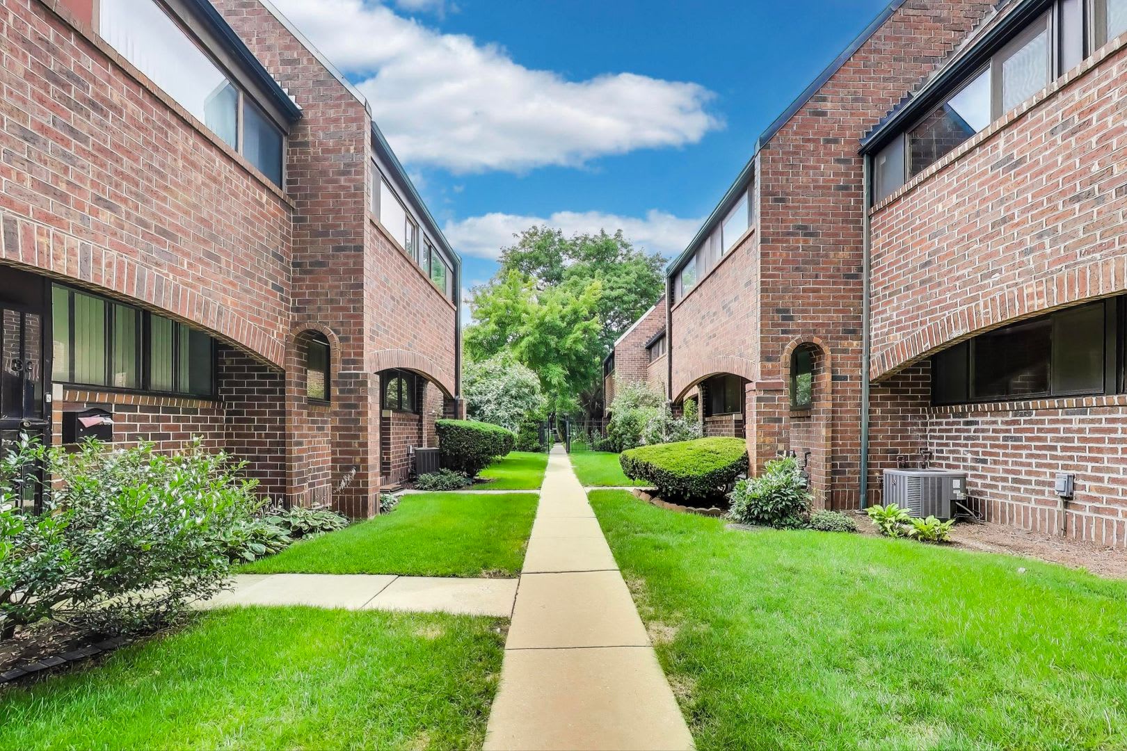 Uic Area 3 Bedroom Checks All The Boxes – photo 3