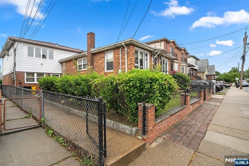 209 8Th Street – photo 1