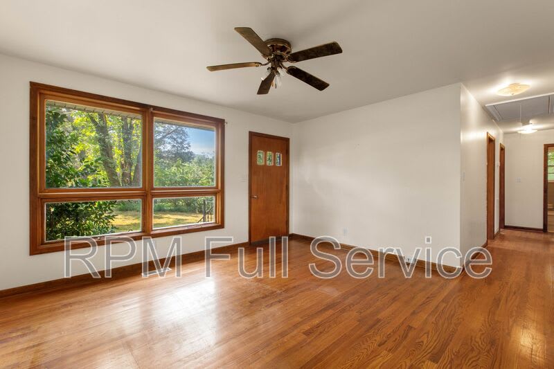 570 Carol Drive – photo 5