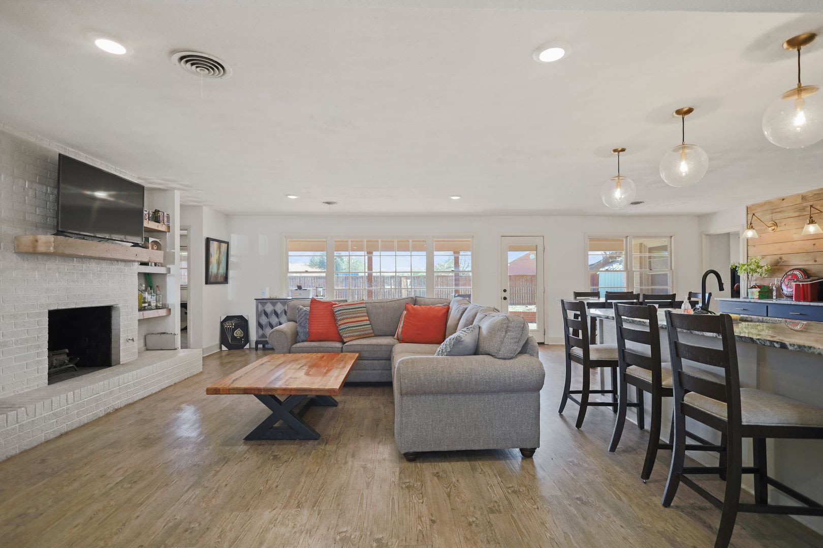 Beautiful 3 Bedroom 2.5 Bathroom home in Melonie Park! – photo 2
