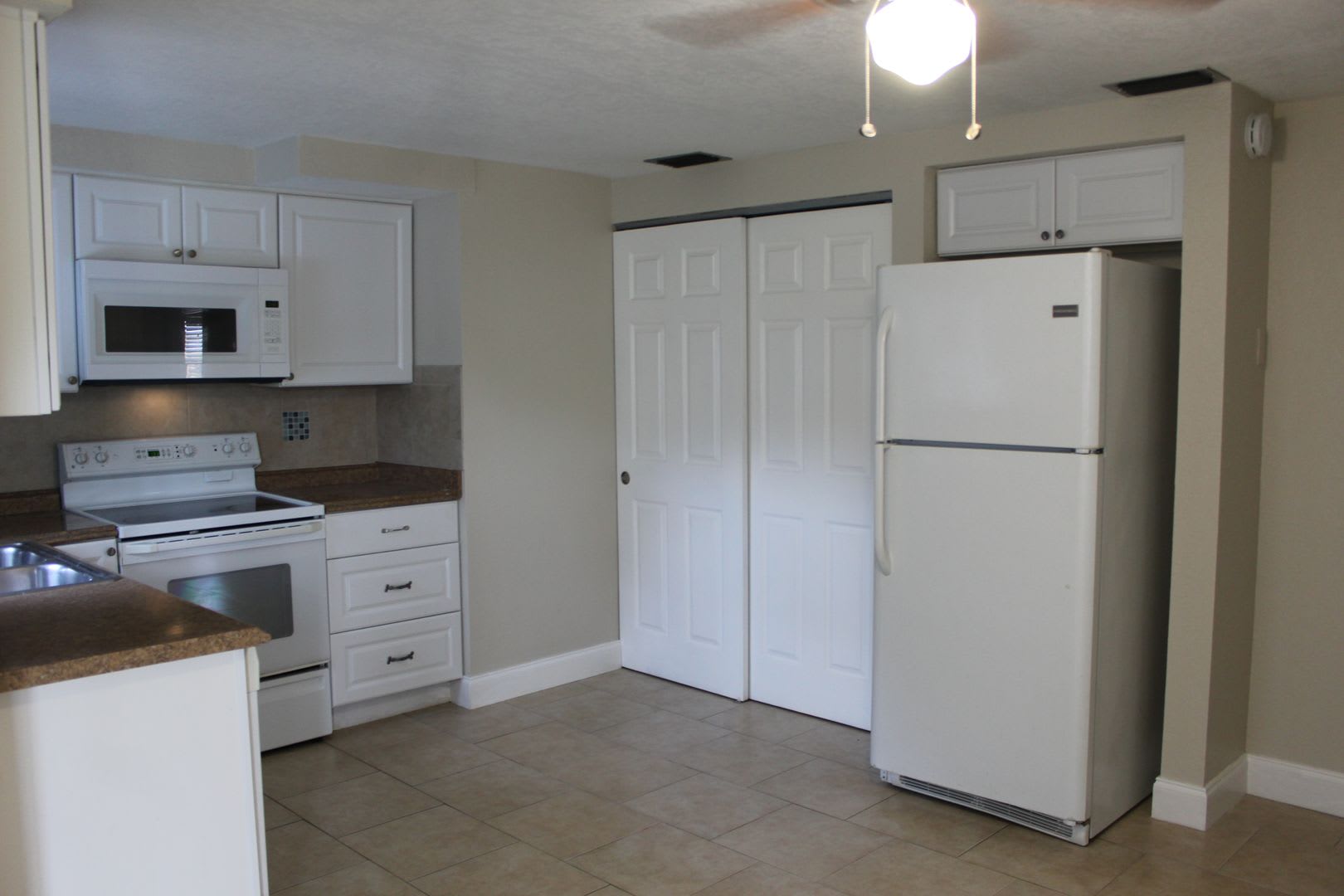 1 Bedroom 1 Bath All Utilities Incl Apt – photo 4