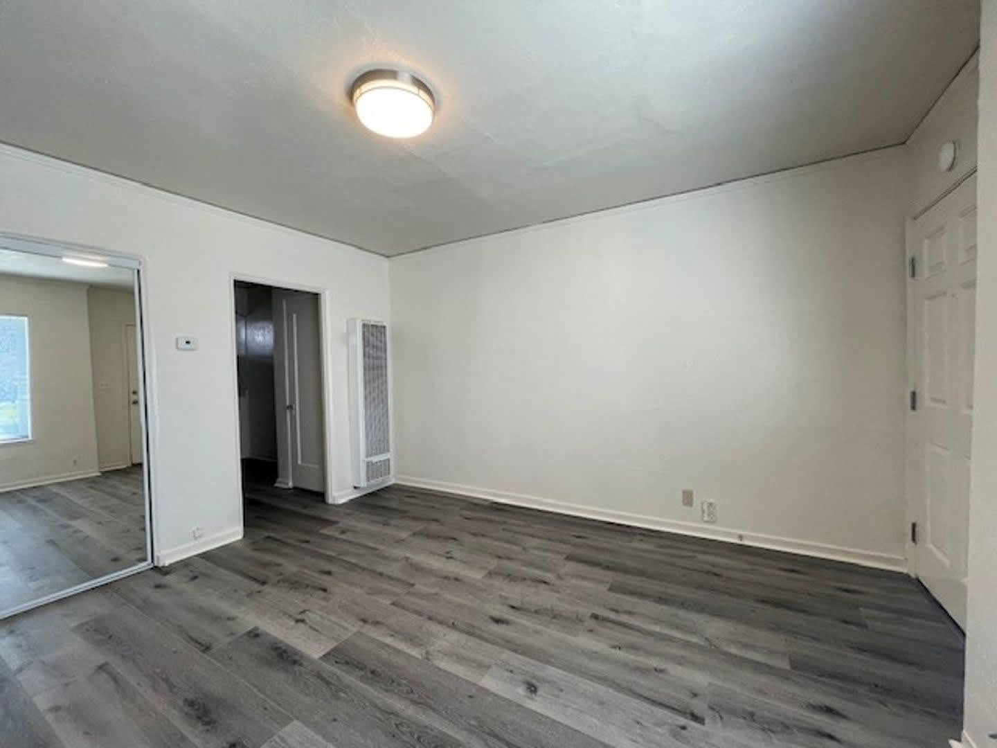 Quaint Studio Freshly Painted With Modern Fixtures With Front And Back Entrance – photo 3