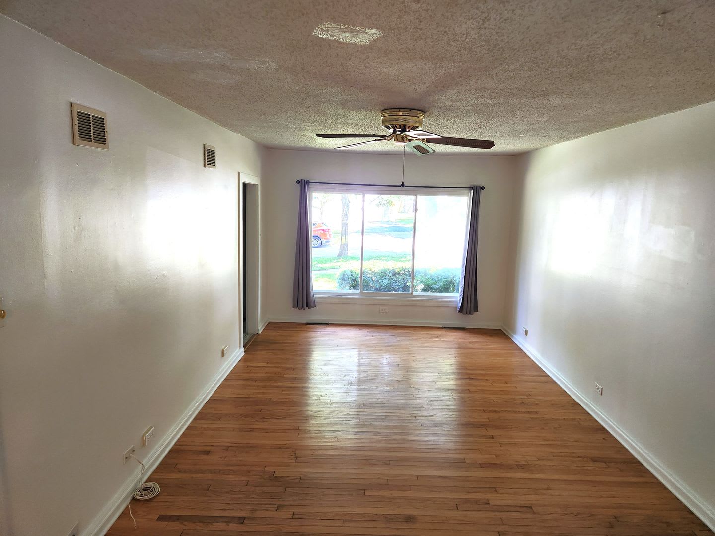 Spacious 2 Bedroom Home W 2 5 Car Garage Westmont – photo 2