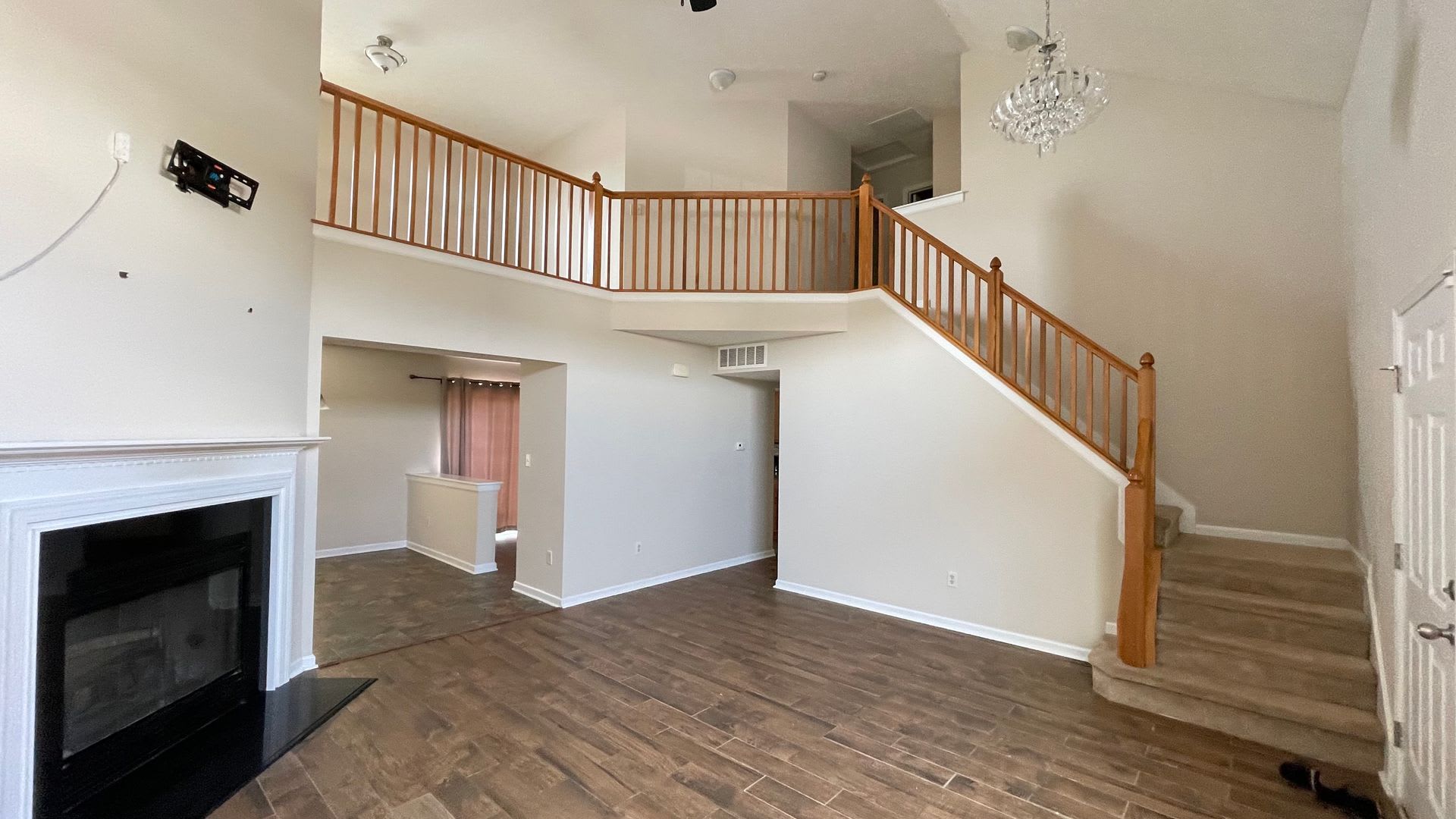 Spacious 2 Story 3 Bedroom 2.5 Bath House with a Large Fenced Backyard – photo 4