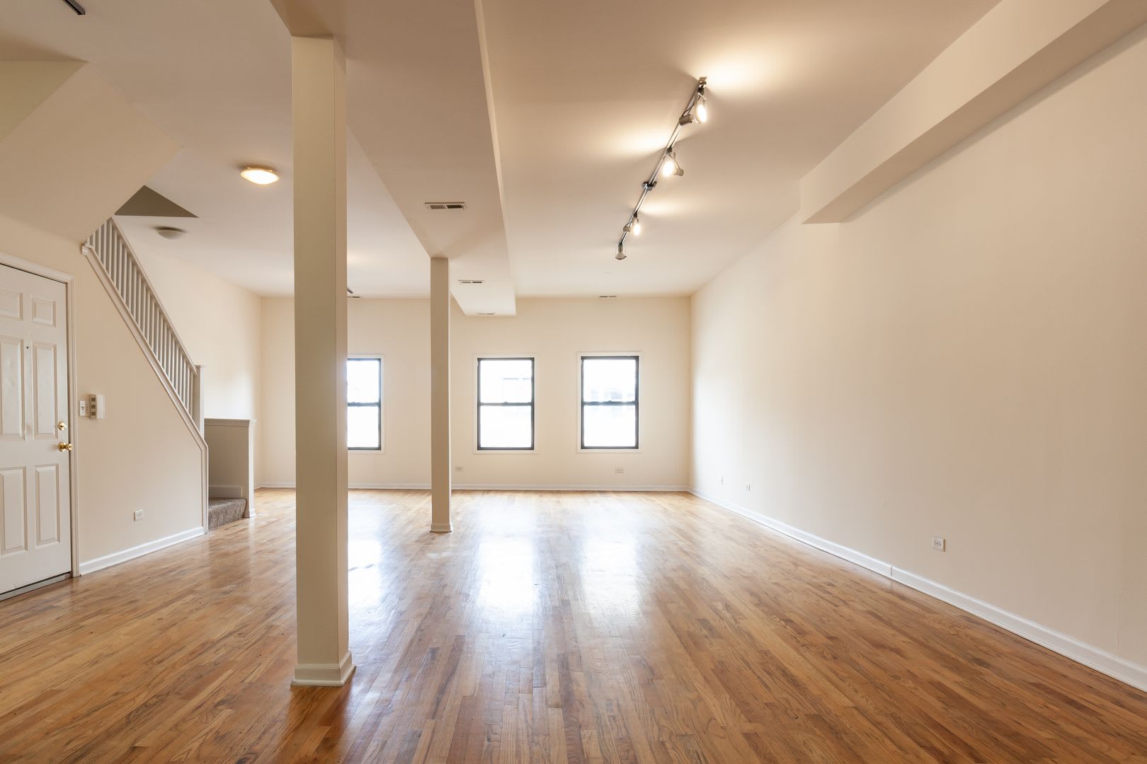 Huge 3Br 2Ba Duplex Up Close To Blue Line With In Unit Laundry – photo 3