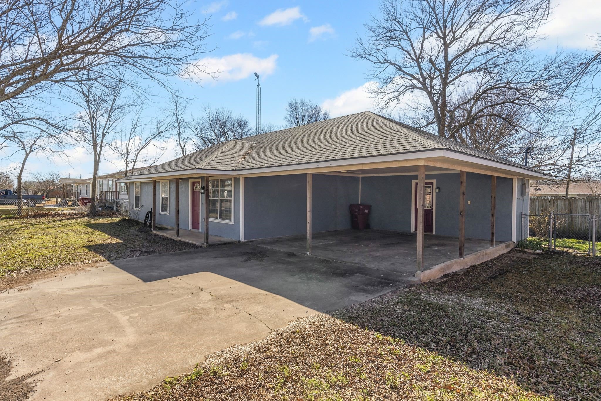 207 E Travis Street – photo 1