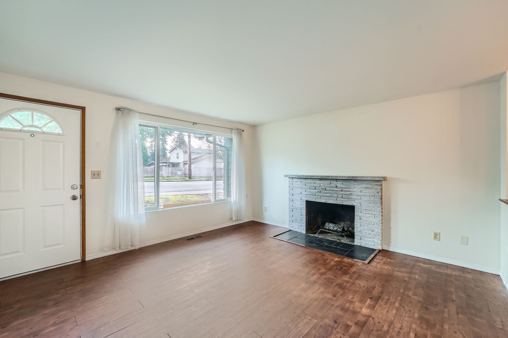 3bed/2bath Home with Fully Fenced Yard & Bonus Loft in Auburn! – photo 2