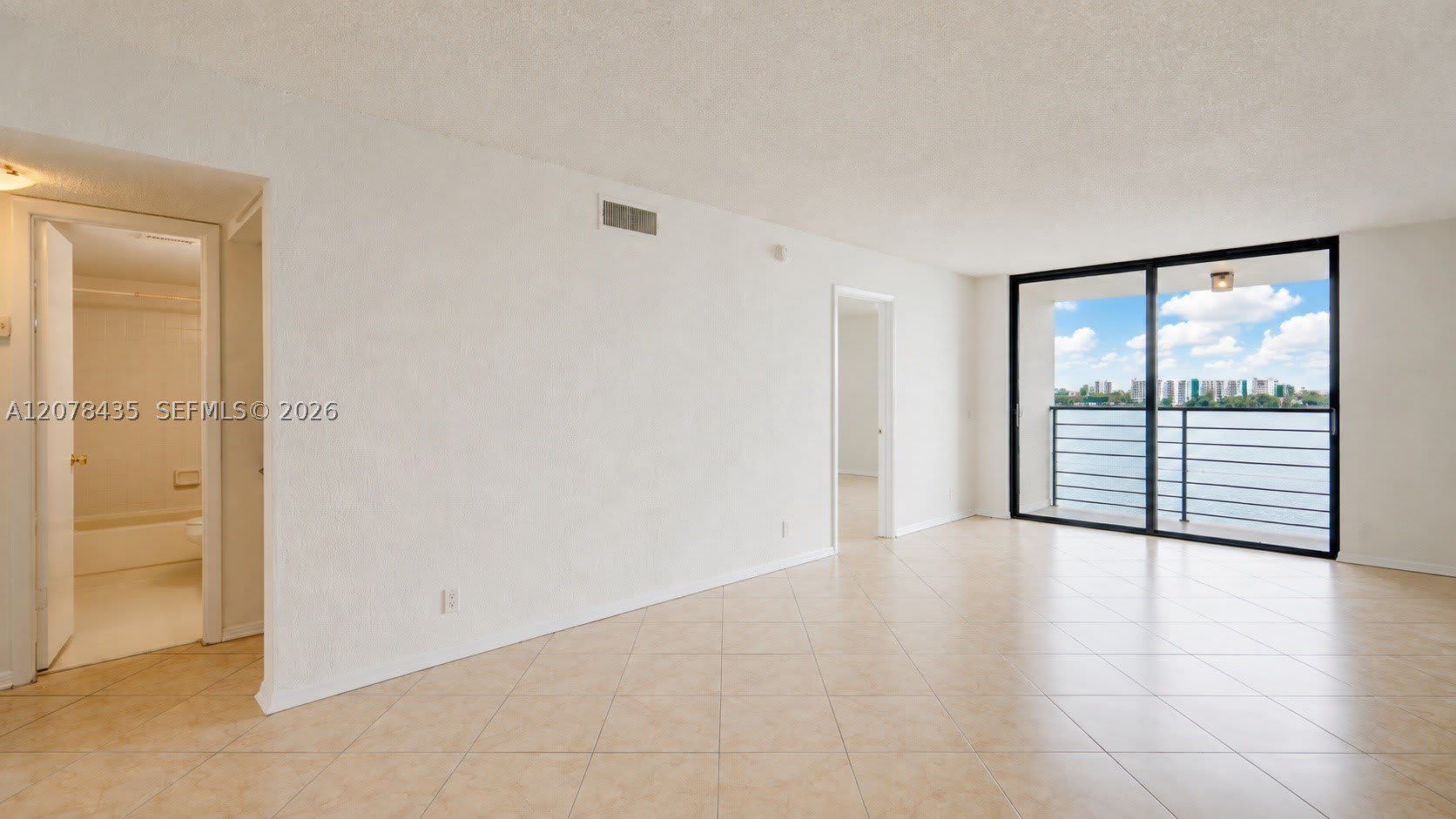 114 Lake Emerald Dr – photo 2