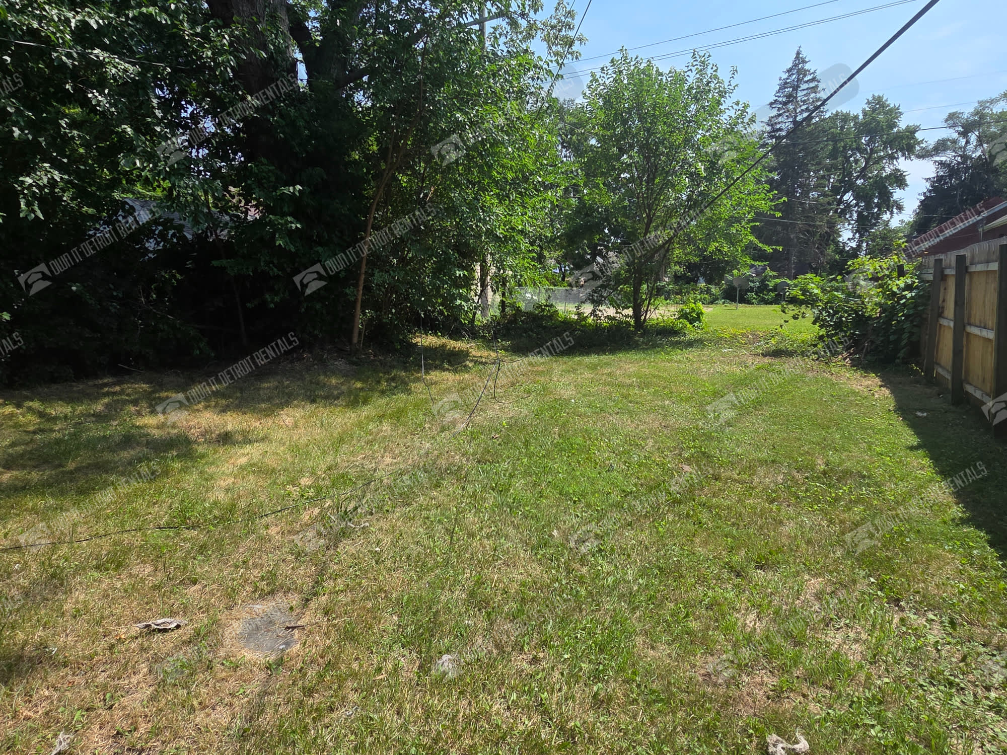 18627 Curtis St – photo 4