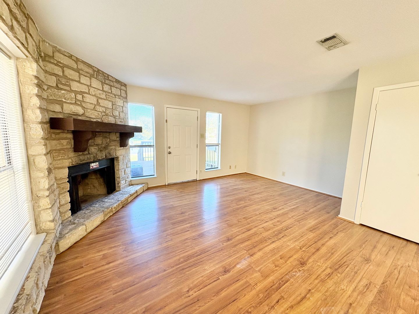 Freshly Renovated 2BD/2.5BA Townhouse in Exclusive Horseshoe Bay Community! – photo 5