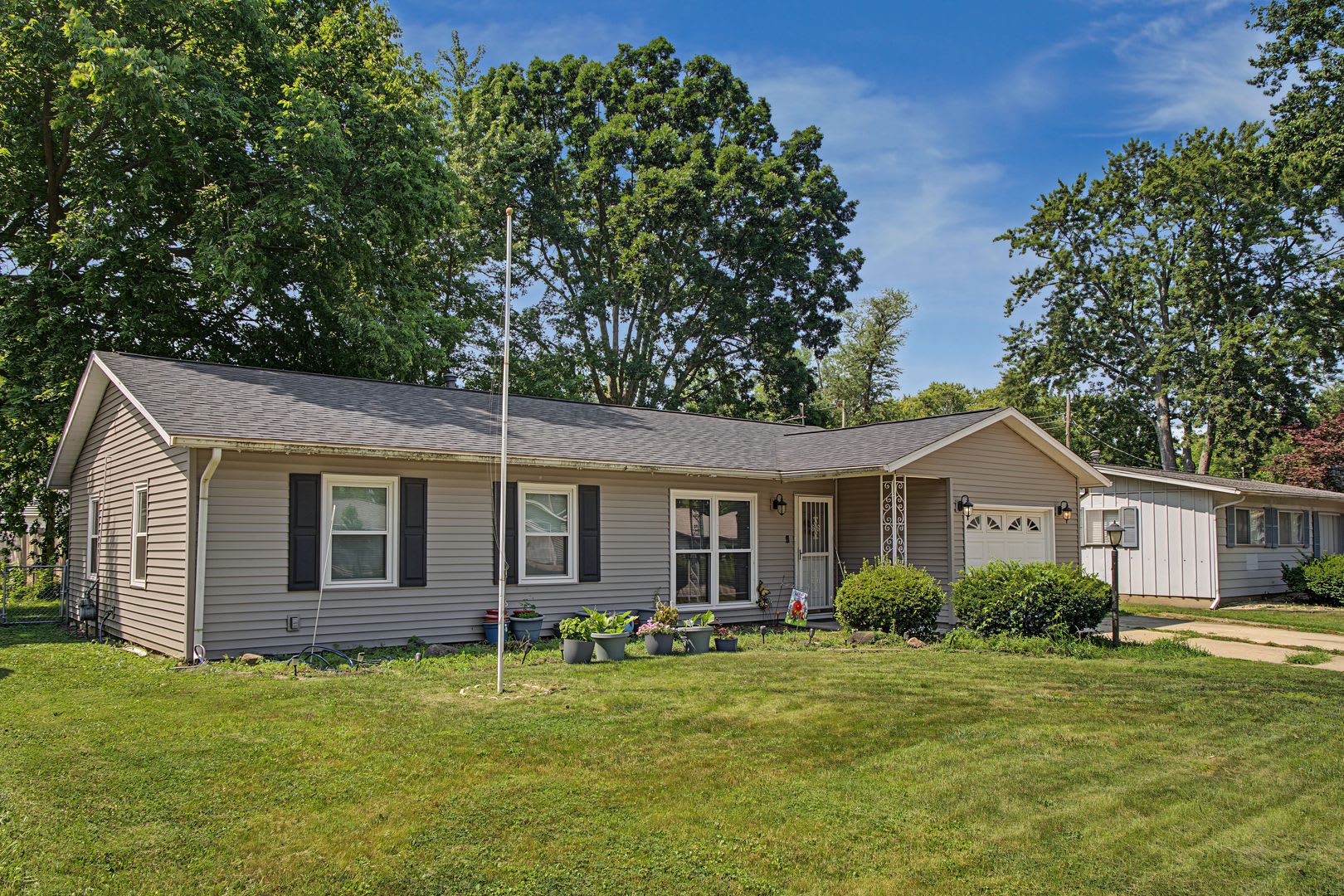 Charming 3-Bedroom Ranch with Attached Garage & Spacious Backyard in Southwest Champaign! – photo 4