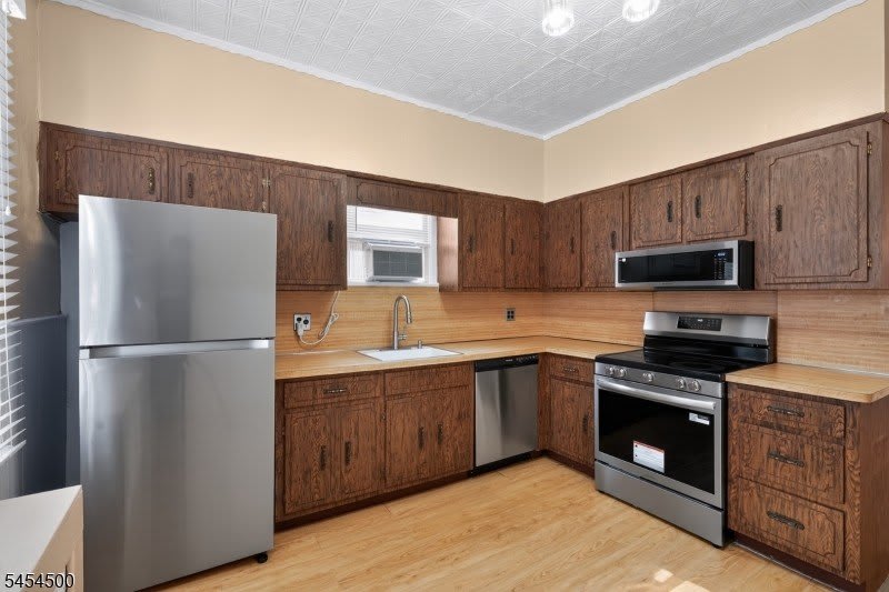 18 Llewellyn Ave – photo 2