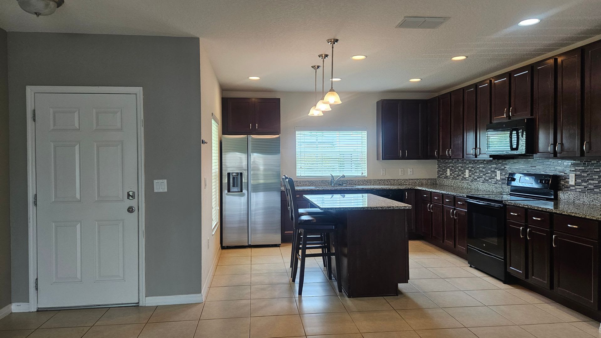 Beautiful Corner-Unit Townhome in a Gated Community! – photo 2