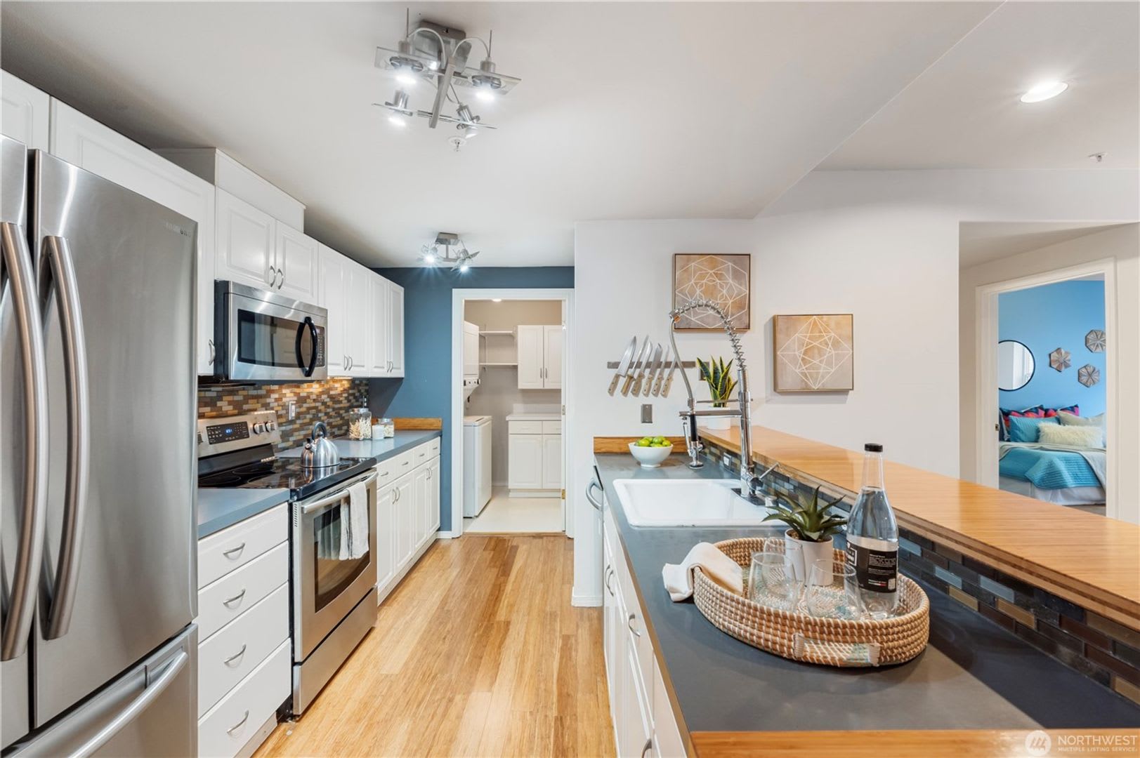 Amazing West Seattle 2 bedroom 2 bath W/S/G and 2 parking spots included! – photo 5