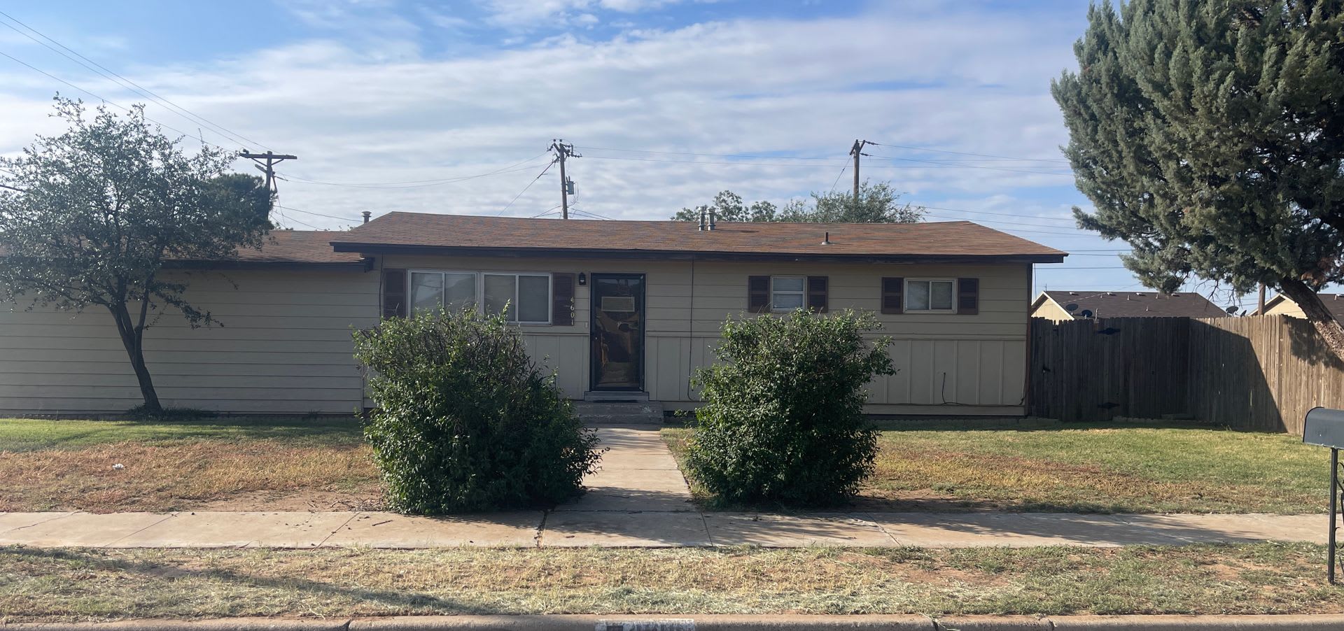 Move in Special! $200 off First Month! Adorable 2 Bedroom with 2 Car Garage Close to Hospitals and TTU! – photo 1