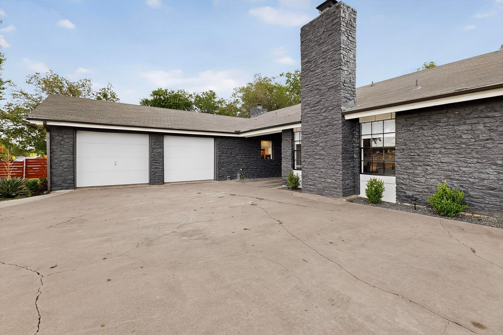 Updated 3 bedroom duplex near Greenbelt! – photo 2