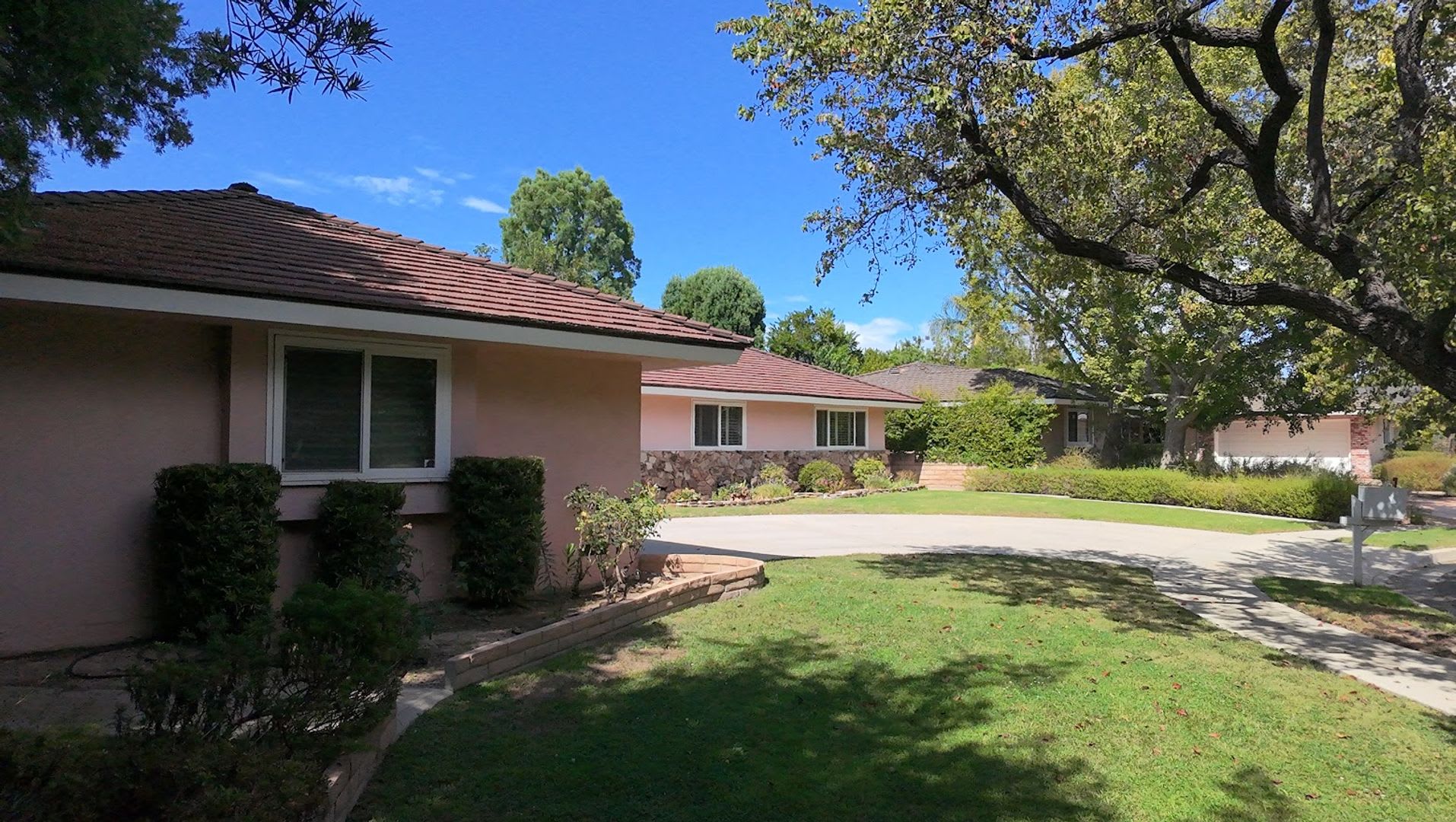 For Lease! Spacious 4 Bedroom, 2 1/2 Bathroom, Northridge Home! Ready for Move-In! – photo 4