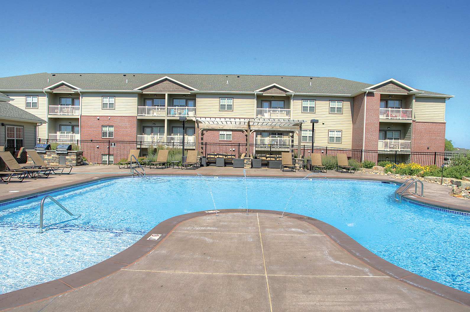 Lincoln Summit Falls Apartments & Townhomes – photo 4