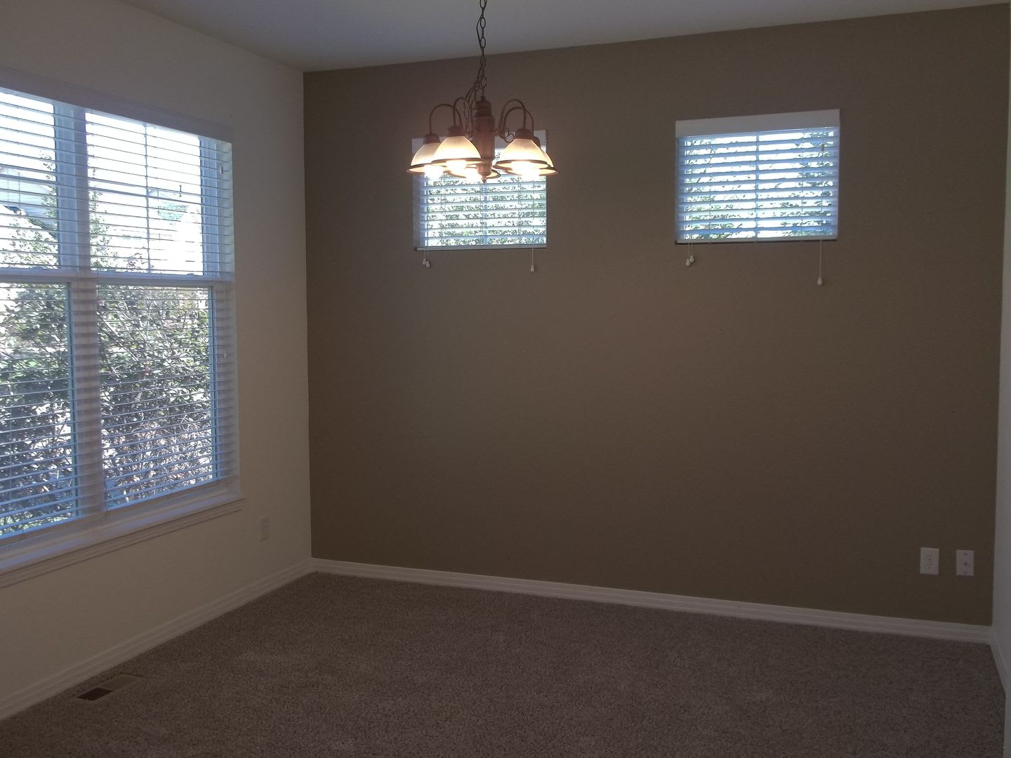 Comfortable & Roomy 3 Bedroom Home – Available August 10 – photo 5