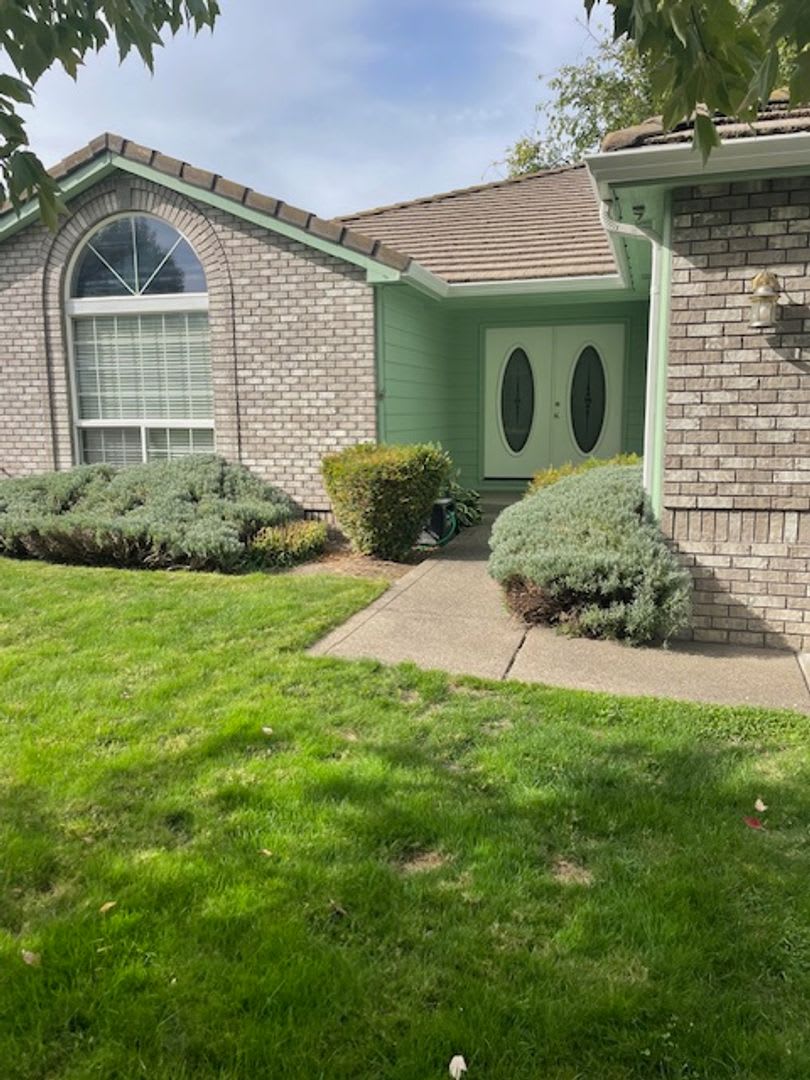 Quiet Peaceful 3 Bedroom 2 Bath Single Level Home Located In Central Point – photo 2