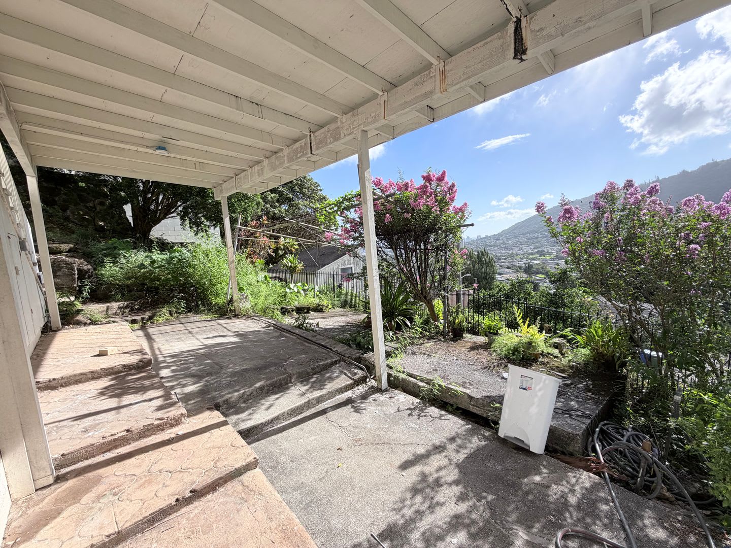 Large 5 Bedroom + Den Single-Family Home in Desirable Manoa – photo 3
