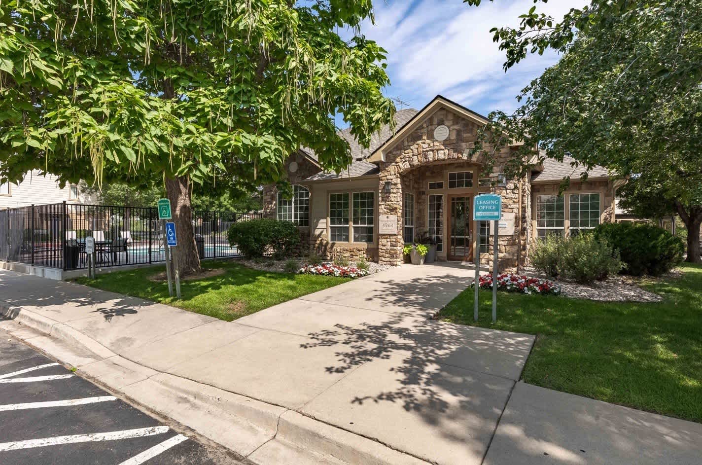 Reserve at Centerra Apartment Townhomes – photo 3