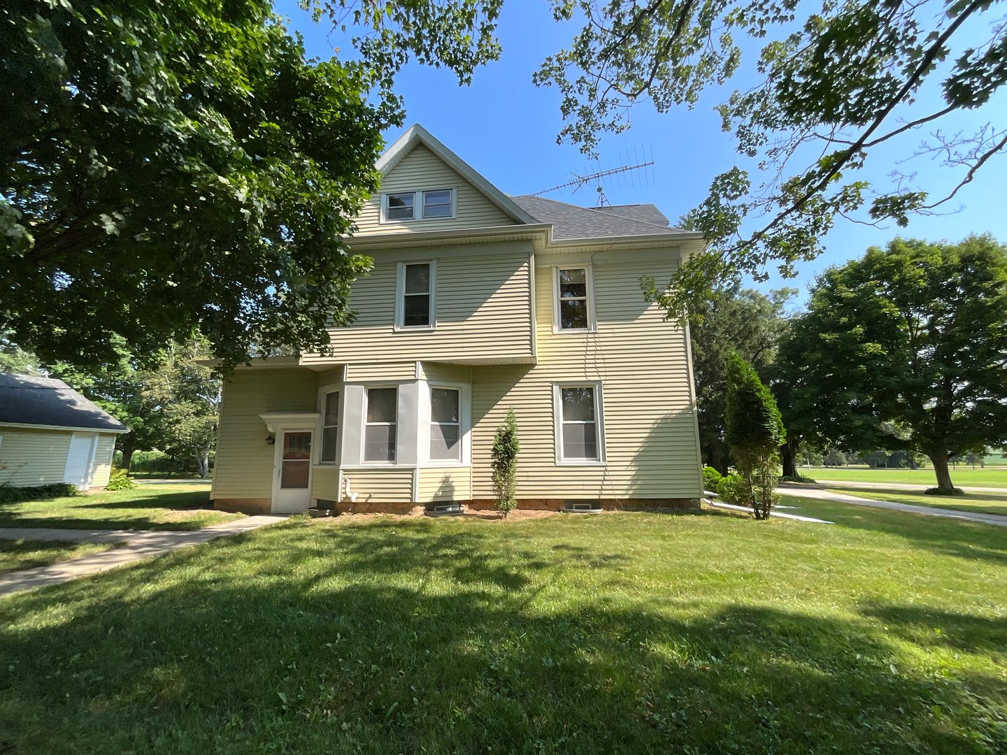 Welcome to the peace and quiet of this 4-bedroom 2-bathroom home. – photo 1