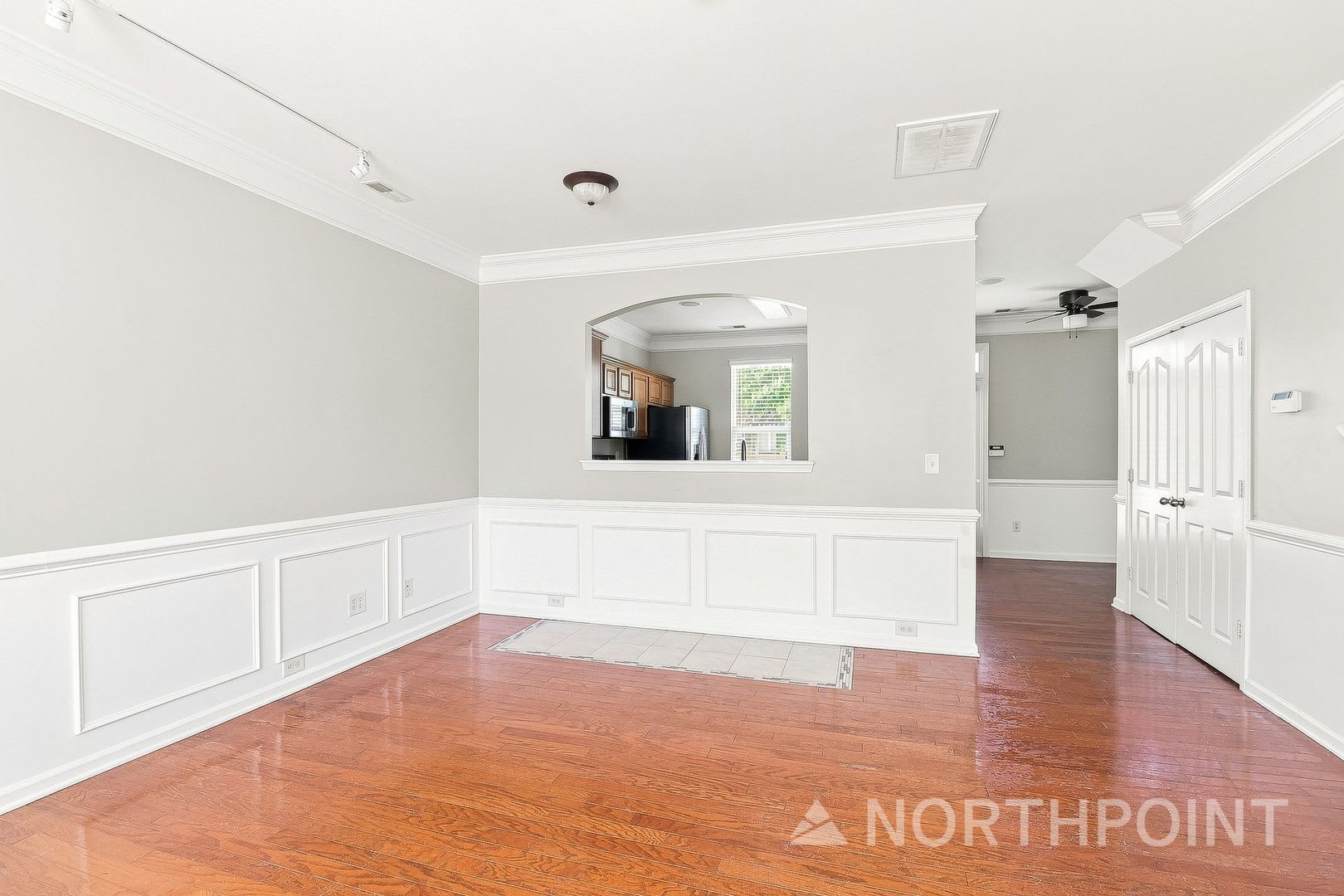 Coming Soon 2Br 2 5Ba Renovated Townhome Private Parking Pets Allowed – photo 4