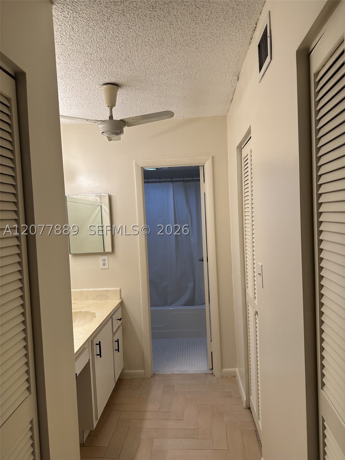 6061 N Falls Cir Dr – photo 2