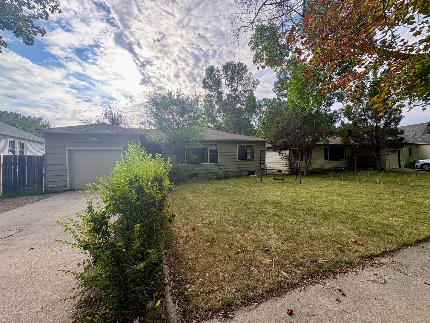 Spacious 5-Bedroom Home with Fenced Yard &amp; Central A/C – photo 2
