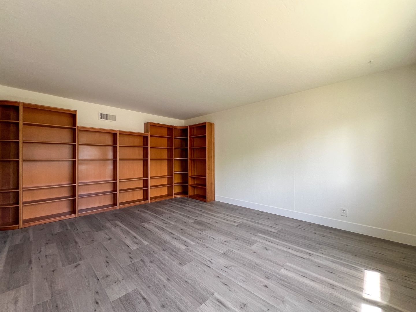 Conveniently Located Four Bedroom Bel Aire Home – photo 4