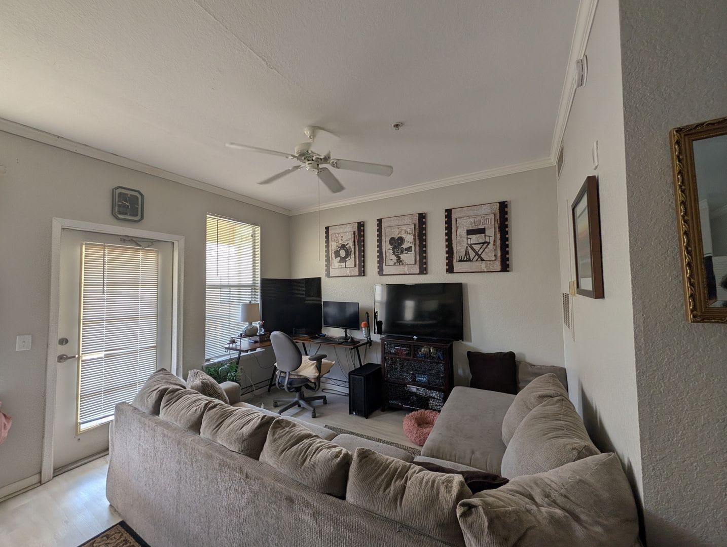 Beautiful large studio unit updated flooring, balcony with a pool view! – photo 2
