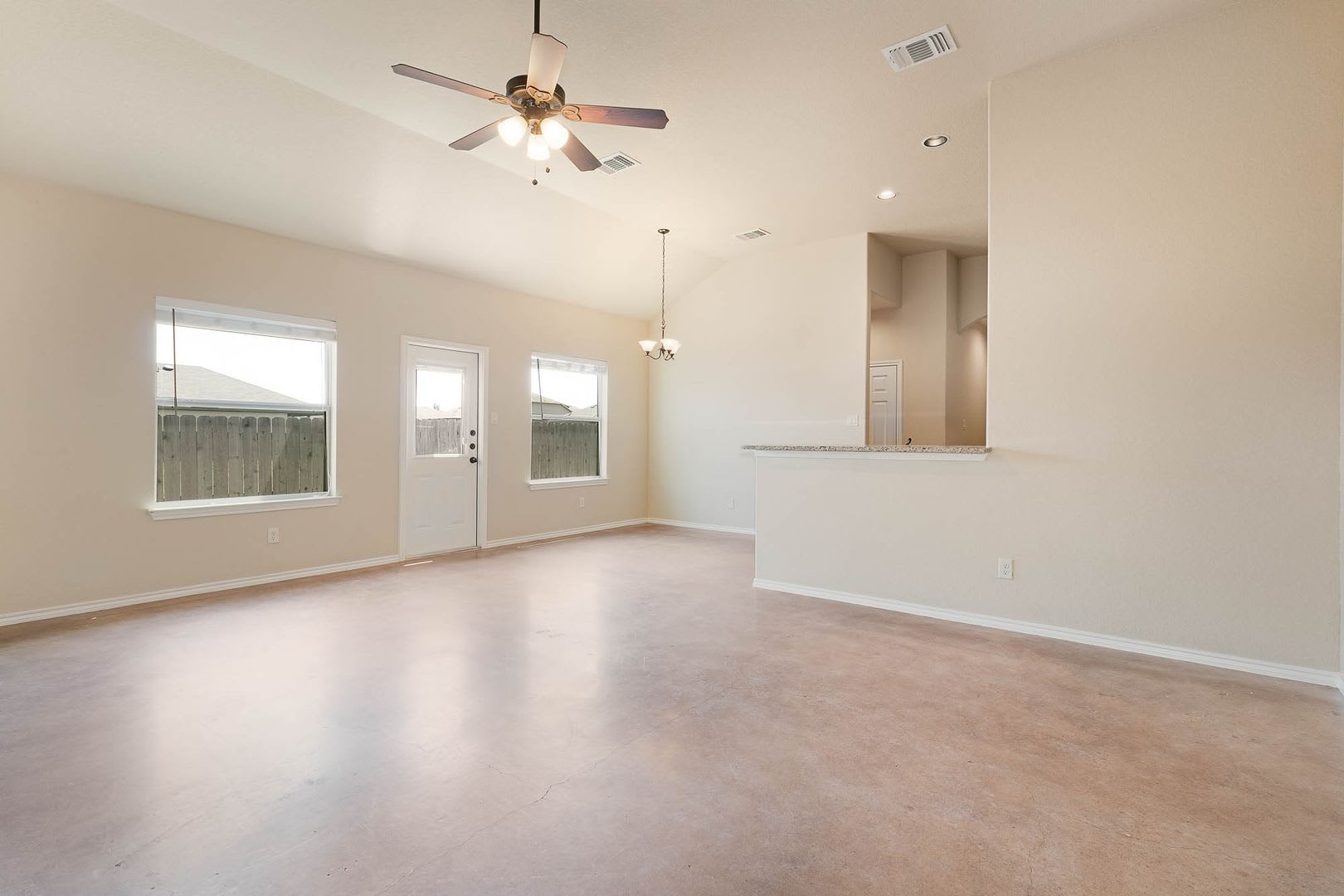 New Braunfels Tx 3 Bedroom With Stained Concrete Floors 2 Car Garage – photo 5