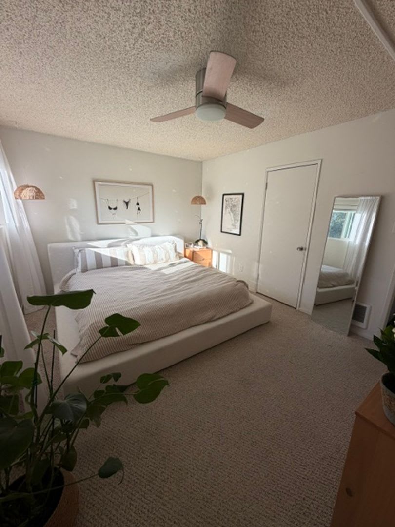 Very Clean Stylish Condo Great Location – photo 4