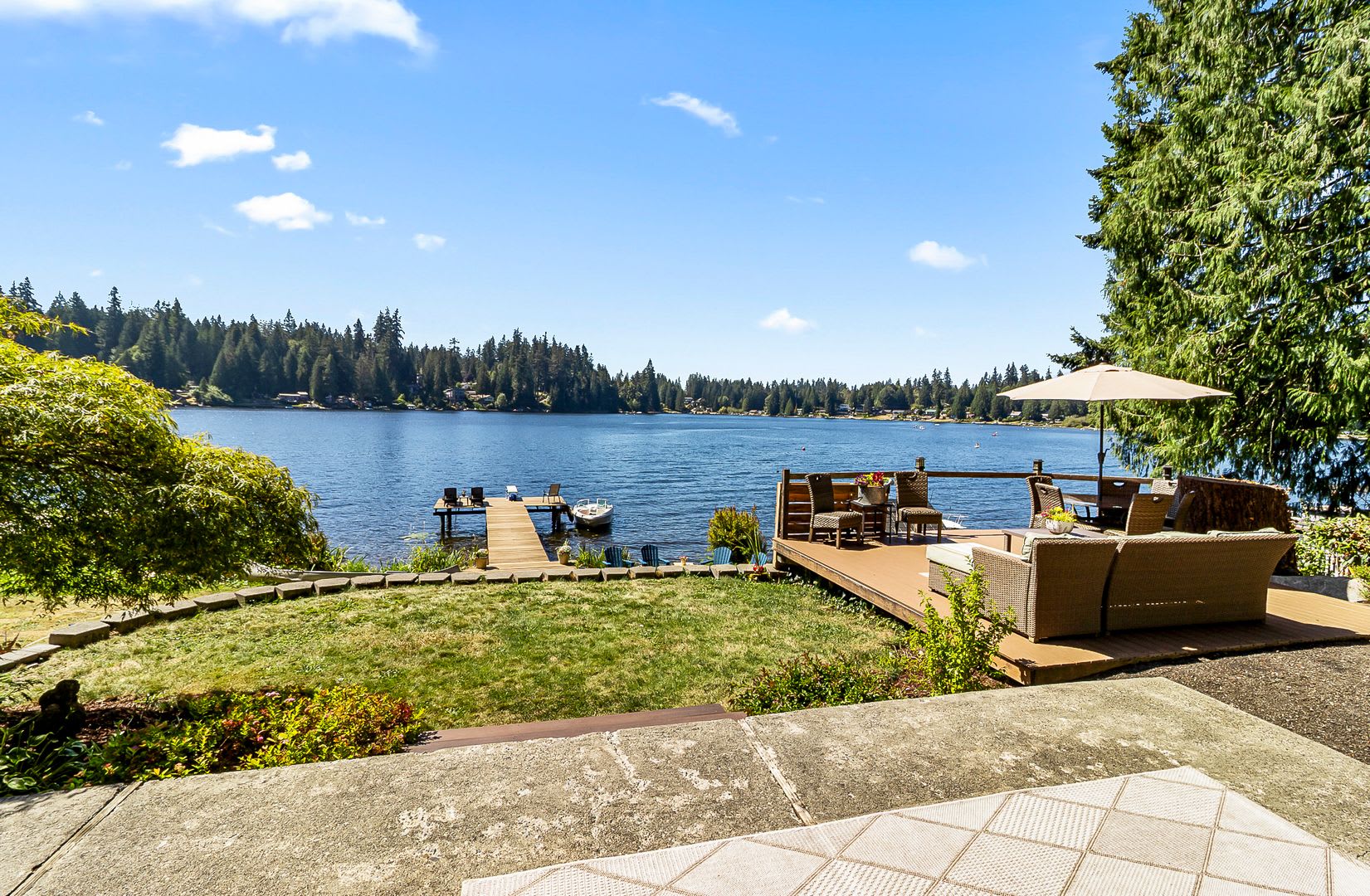 LIVE ON FLOWING LAKE! Cozy Lakefront Cabin Available September 2026–June 2027! – photo 3